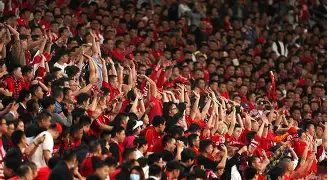 足球赛场争夺激烈，球队奋力一搏争取胜利(足球比赛即将拉开帷幕队员们彼此发出海誓山盟立志夺冠)