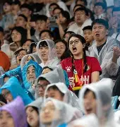 比赛即将打响,球迷们蠢蠢欲动 比赛即将打响,球迷们蠢蠢欲动